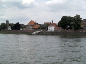 Kaiserswerth Rheinfront vom Schiff